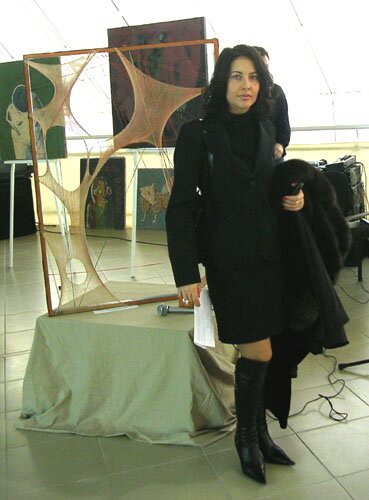 Валентина Марго с работами мастеров своей галереи, представленными на выставке